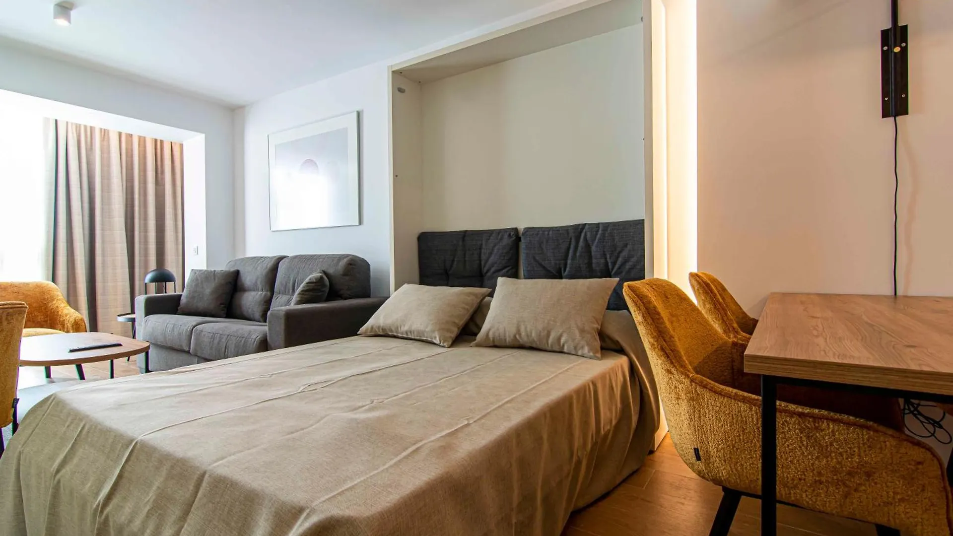 Apartamentos 1 Abril contacts